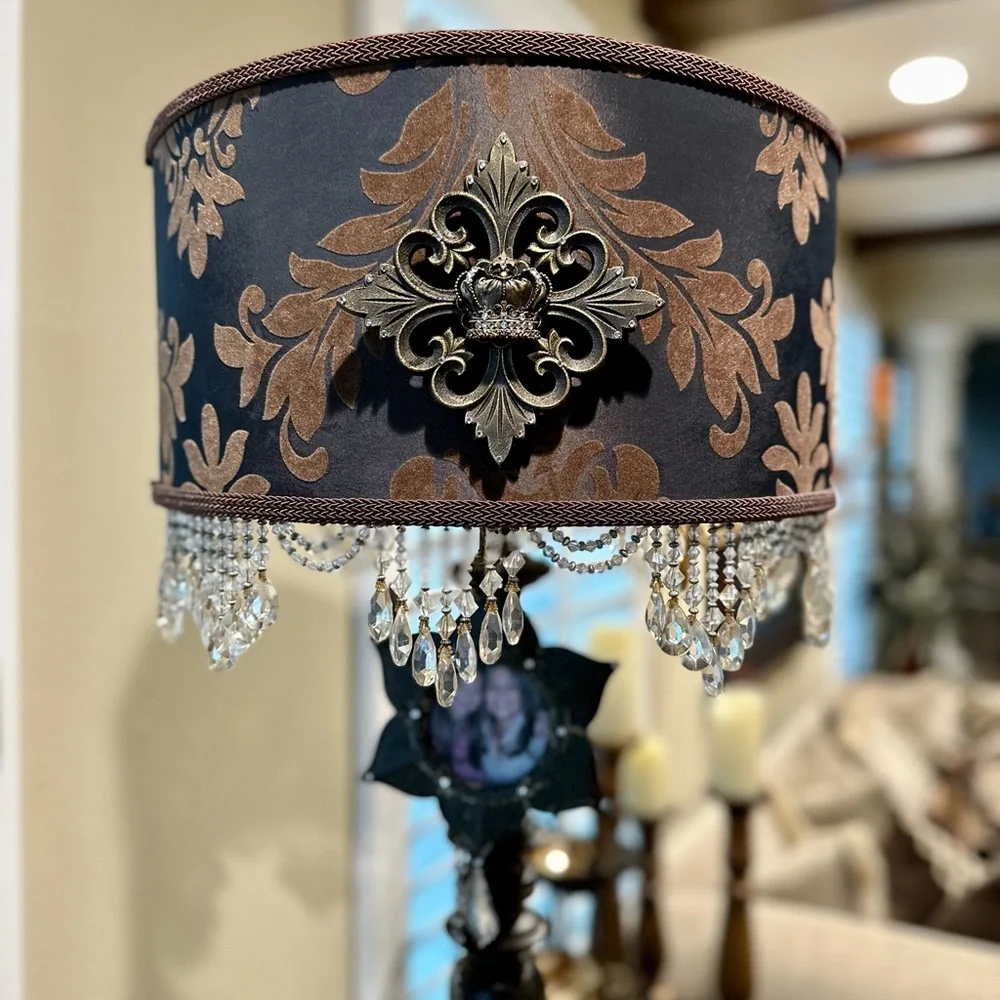 Fleur de Lis Crown Magnetic Lampshade Enhancer - Picture 6 of 12